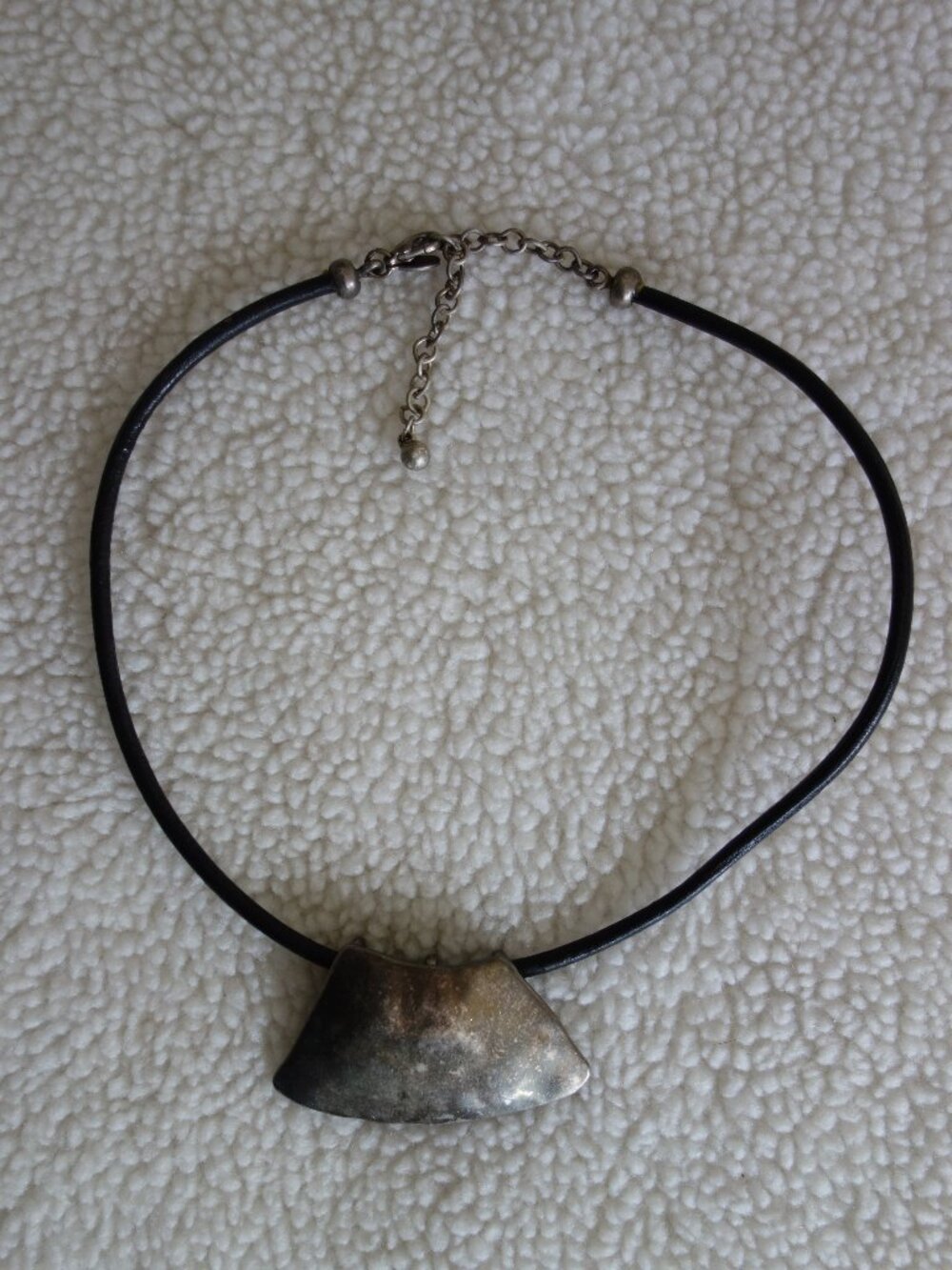 Vntg CHICO’S Modernist Silver Tone Hammered Pendant Leather Necklace
